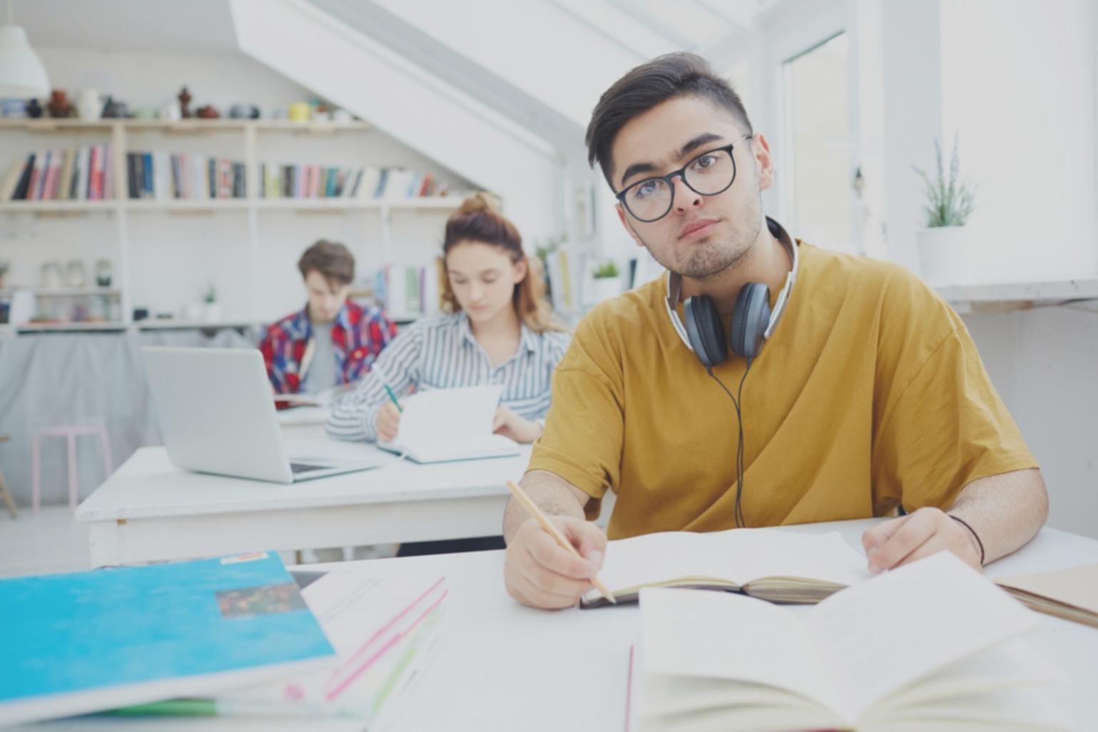 Finanzexperten bei der Beratung und Schulung von Anlegern